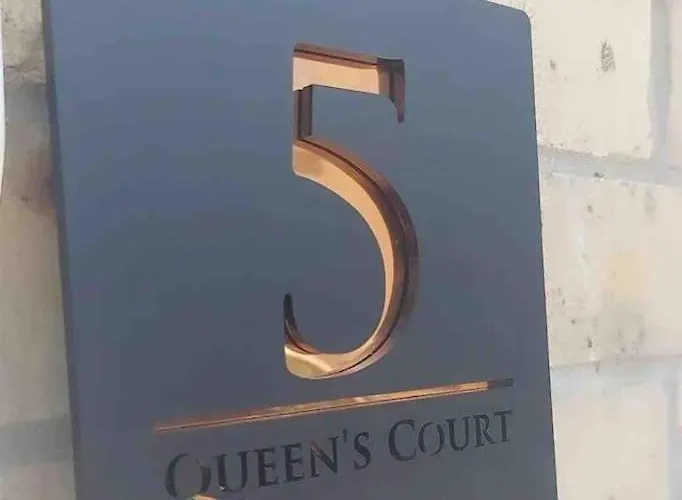 2 - Queens Court Lejlighed