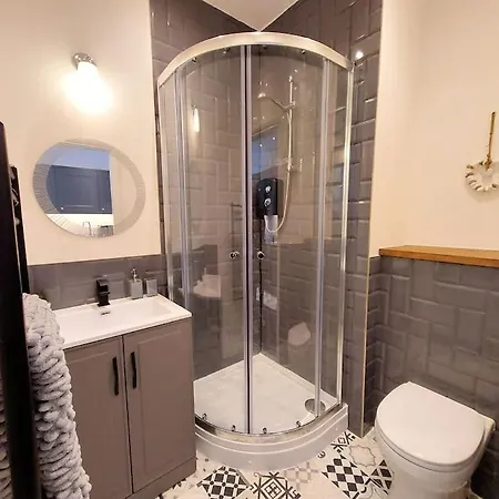 2 - Queens Court Apartment *