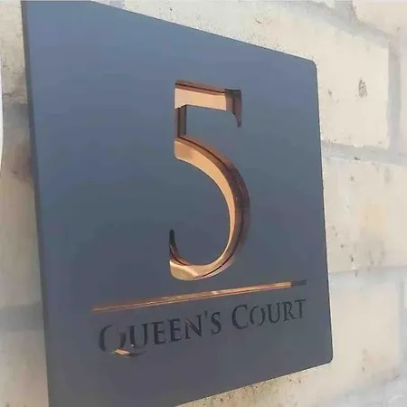 2 - Queens Court Apartment